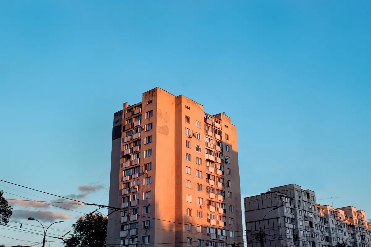 Puste mieszkanie komunalne po śmierci najemcy przygotowane do zdania
